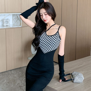 Real time design feels irregular and fake. Two pieces of black and white plaid patchwork suspender dress with sexy waist