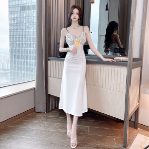 Low cut dinner dress with contrasting color stitching， long drawstring dress， formal dress