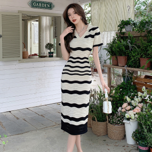 Striped knitted dress for women's summer new short sleeved high-end feeling with a waistband and slimming effect dress