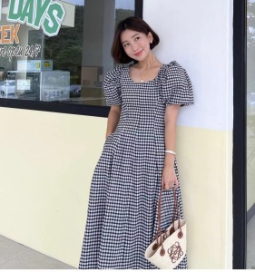 RM5271#韩国chic法式方领泡泡袖甜美风格纹显瘦修身度假长款连衣裙