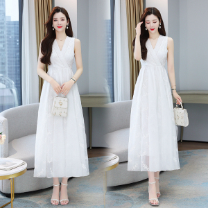 RM5841#刺绣碎花白色连衣裙女夏法式长裙子2023年夏季新款a字裙显瘦夏装