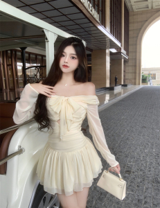 Slotted neck lace-up long-sleeved hollowed-out pleated slimming puffy dress