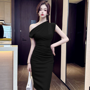 Real shot of one shoulder pure desire dress for women in summer hot girls， off the shoulder， sexy， tight fitting， buttoc
