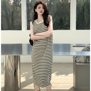 Korean version of fashionable and stylish tassel design， contrasting striped knit dress， women's tank top dress， summer