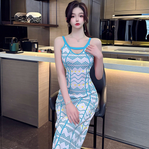 Real time shooting of European and American summer new fashionable and westernized patterns， V-neck suspender dress， wom