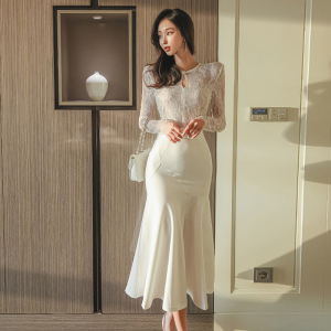 Round neck， hollow lace top， high waisted half body， fishtail skirt， two piece suit