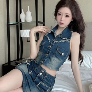 Real time shooting of neck hanging suspender vest， American Spicy Girl Hong Kong style sleeveless fried street top， wash