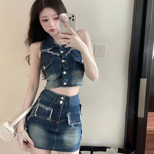 Real time shooting of neck hanging suspender vest， American Spicy Girl Hong Kong style sleeveless fried street top， wash
