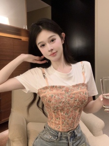 TR24991#   韩版设计感碎花吊带拼接白色T恤假两件短款T恤 服装批发女装服饰批发
