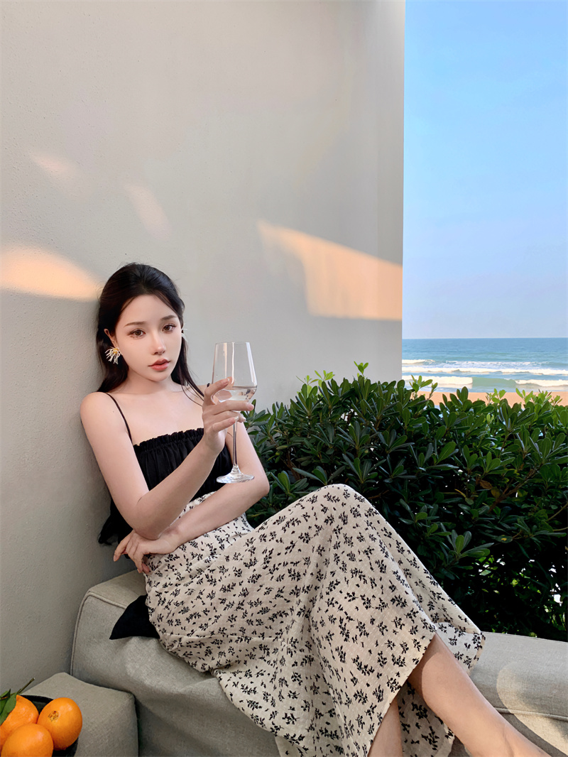 2023夏新款緞面棉拼接撞色碎花灰白黑露背蝴蝶結吊帶裙女