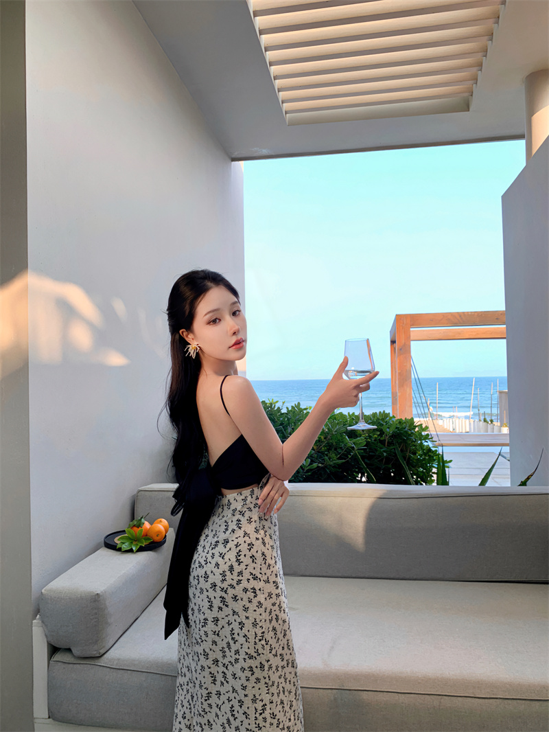 2023夏新款緞面棉拼接撞色碎花灰白黑露背蝴蝶結吊帶裙女