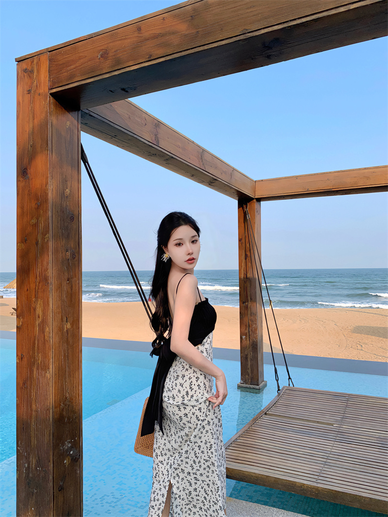 2023夏新款緞面棉拼接撞色碎花灰白黑露背蝴蝶結吊帶裙女