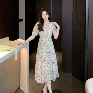 RM12686#chic夏季复古气质V领褶皱感碎花收腰显瘦泡泡袖连衣裙女