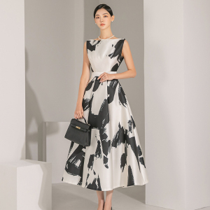 Black and white printed light luxury floral dress