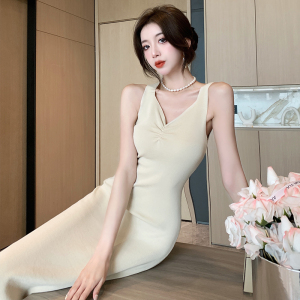 French V-neck knitted suspender dress with high waist， slim fit， and slim mid length skirt