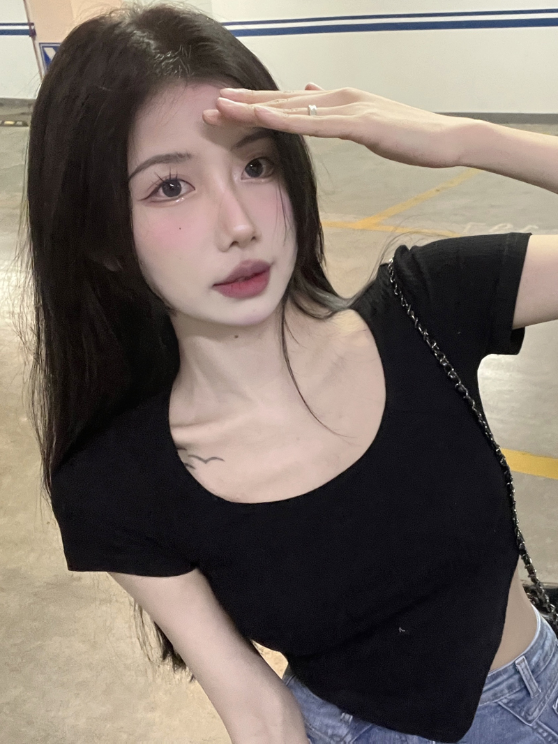 Real shot of slim, irregular and slim-fitting short-sleeved T-shirt tops, sexy pure desire tight-fitting short bottoming shirts