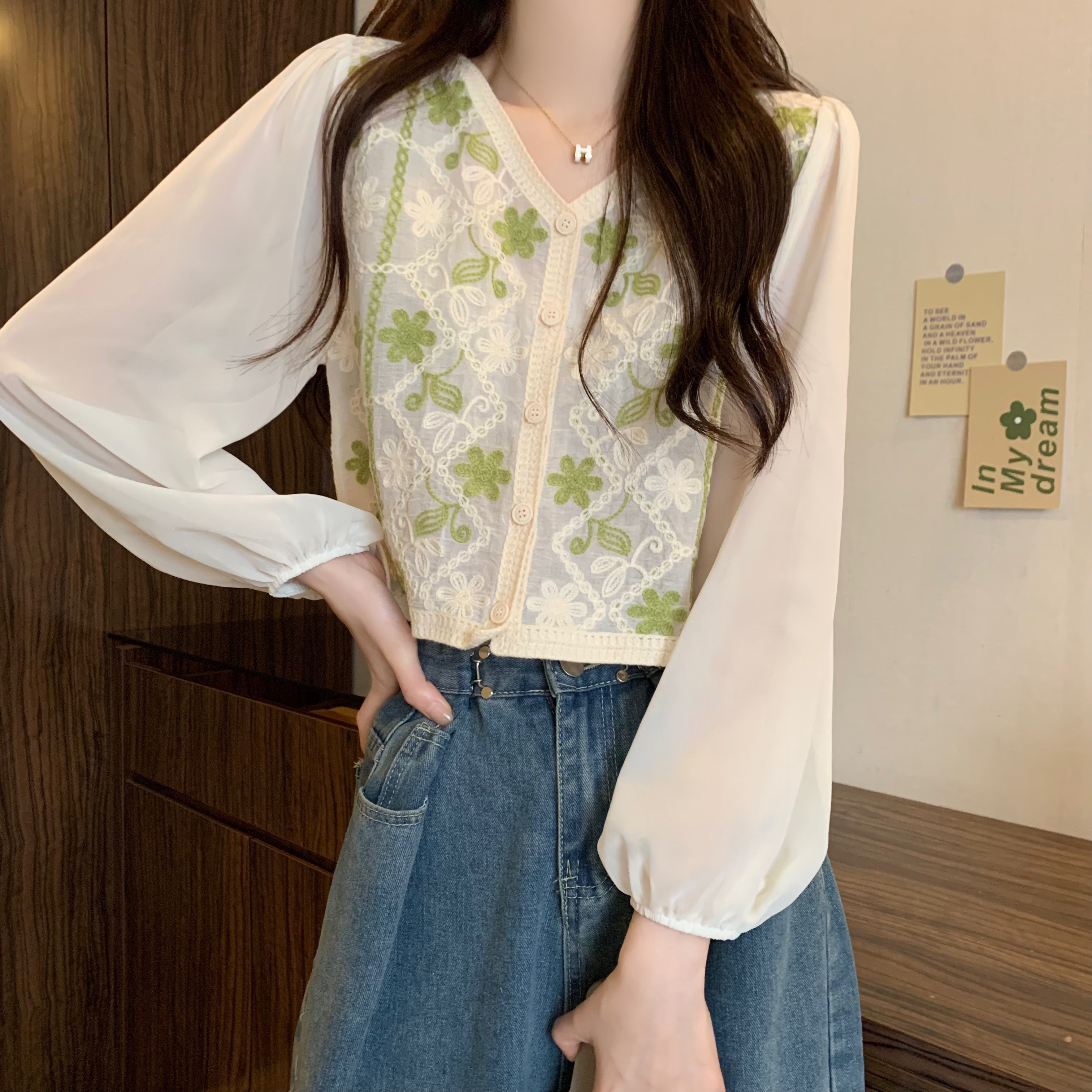 Actual shot of the new version of Korean style embroidery outline design lace splicing cardigan