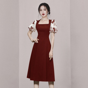 RM9918#夏季女装2023新款气质方领绣花灯笼袖收腰显瘦中长款酒红色连衣裙