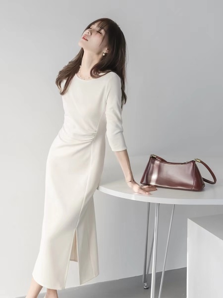 RM8236#扭结镂空设计气质通勤女装立体显瘦白色修身中袖连衣裙女