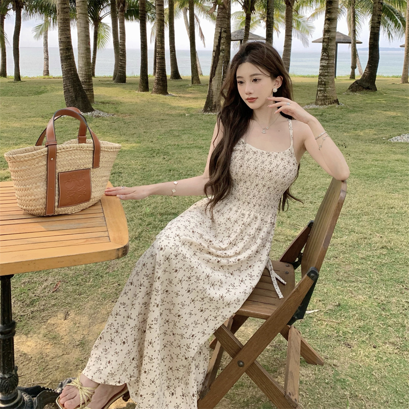 夏季新款女裝法式復古黑色碎花吊帶連衣裙淑女氣質顯瘦露背長裙子