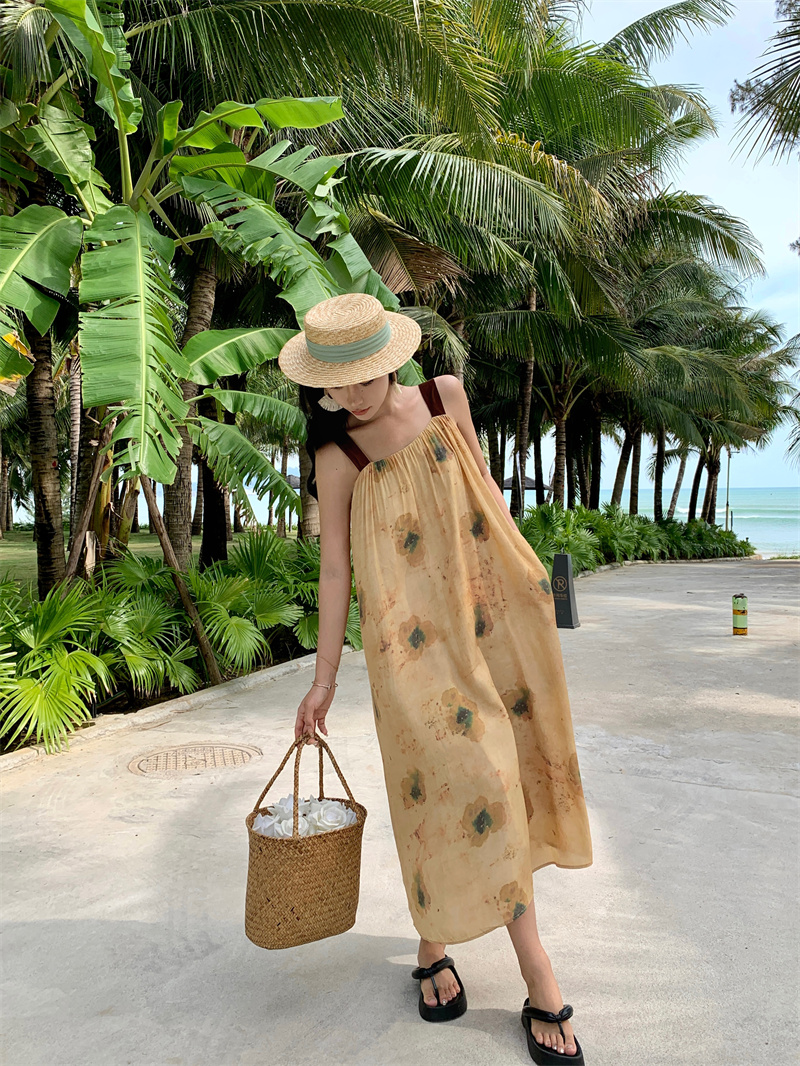 三亞海邊度假沙灘裙女夏季新款印花吊帶寬松連衣裙旅游拍照長裙子
