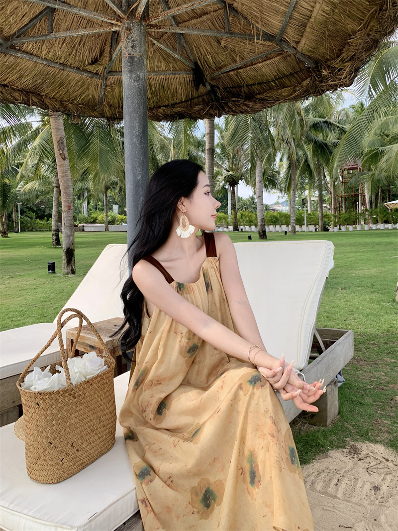 三亞海邊度假沙灘裙女夏季新款印花吊帶寬松連衣裙旅游拍照長裙子