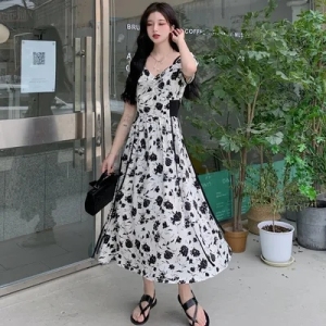 RM9892#大码法式复古方领泡泡袖午夜玫瑰碎花连衣裙