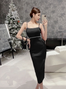 Real time French haute couture black suspender dress with pearl suspender， summer slim fitting design， niche long dress 