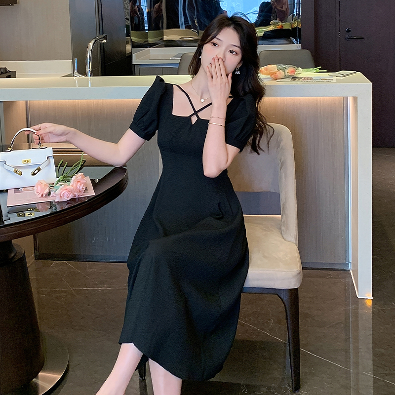 實拍 黑色連衣裙女2026夏新款高級感收腰顯瘦赫本風方領小黑裙