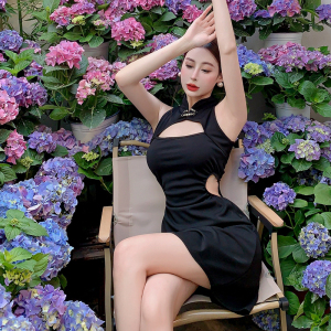 Live shoot female anchor， young girl sexy little black dress with sleeveless hollowed out waist， improved cheongsam dres