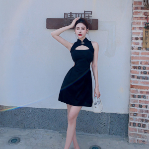 Live shoot female anchor， young girl sexy little black dress with sleeveless hollowed out waist， improved cheongsam dres