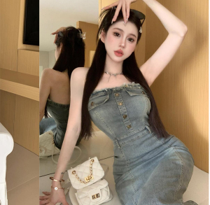 Real time shot of American retro summer new spicy girl with a slim bra and waist length skirt， denim with raw edges dres
