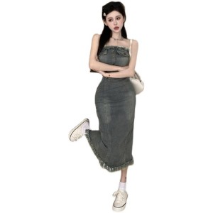 Real time shot of American retro summer new spicy girl with a slim bra and waist length skirt， denim with raw edges dres