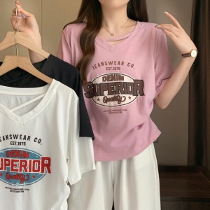 RM11143#大码夏装新款V领斜杠字母图案双侧抽褶设计短款T恤女 