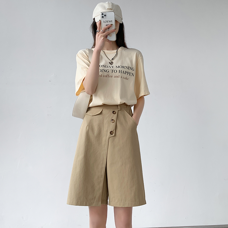 Real shot of regular wide-leg pants, large size high waist commuting summer pants and skirts with multi-buttons, large size washed cotton three-quarter pants and skirts for women