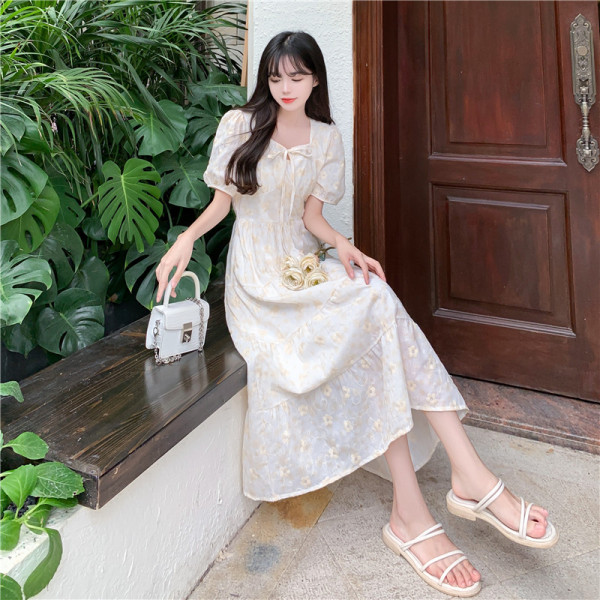 RM21656#夏季新款法式杏色显瘦裙子方领设计感系带刺绣连衣裙女