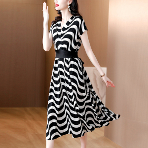 RM13728#黑白条纹连衣裙女夏高级感轻奢气质V领收腰设计感显瘦长裙