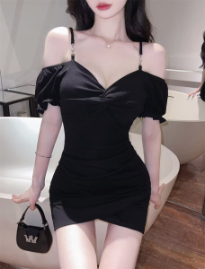 High elasticity slim fitting short sleeved dress with pleated buttocks