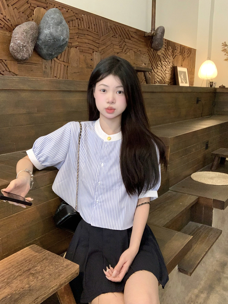 Actual shot of a well-to-do daughter, short-sleeved blue and white striped shirt, Korean style versatile slimming top and pleated skirt