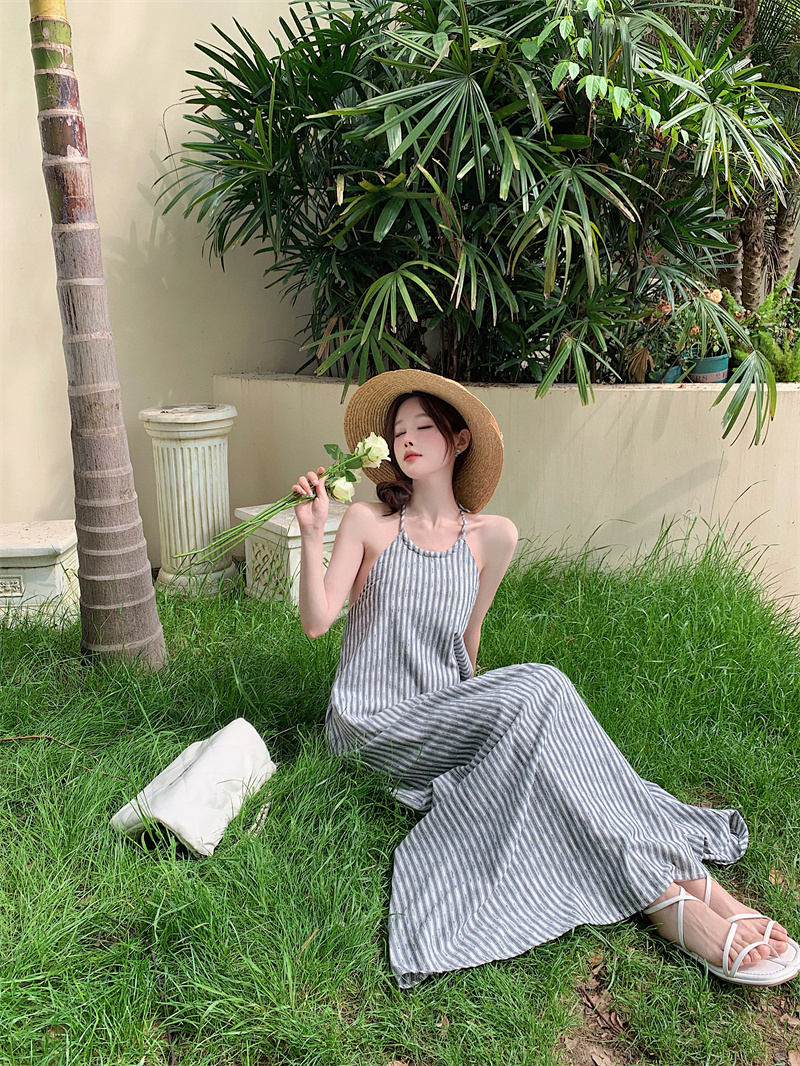 法式掛脖連衣裙女裝夏季新款高級感棉麻條紋寬松顯瘦露背長裙子