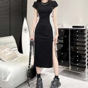 Short sleeved dress with waistband chain design， niche short skirt with side slit skirt
