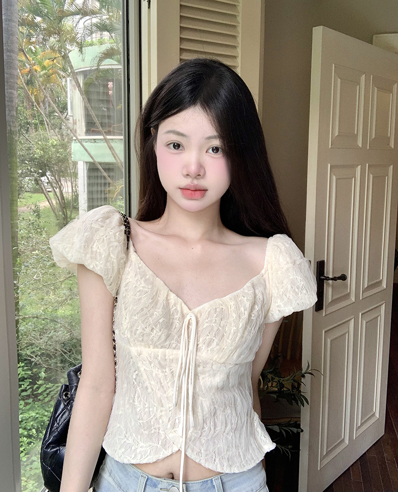 Real shot Korean version of sweet age-reducing temperament lace clavicle shirt puff sleeve short shirt for women