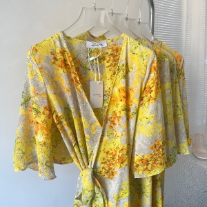 TR35089# 卜斯斯金黄色花卉法式风情印花裹身度假女士长裙 服装批发女装批发服饰货源