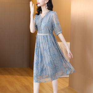 RM15299#蓝色V领桑蚕丝连衣裙女重工刺绣2023夏季新款收腰显瘦真丝直筒裙