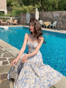 Blue oil painting long skirt， beach skirt， floral suspender dress， female Xia Xian temperament， sense of luxury