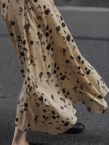 RM14729#奶油玫瑰 复古印花V领连衣裙女夏季扭结不规则a字摆吊带裙