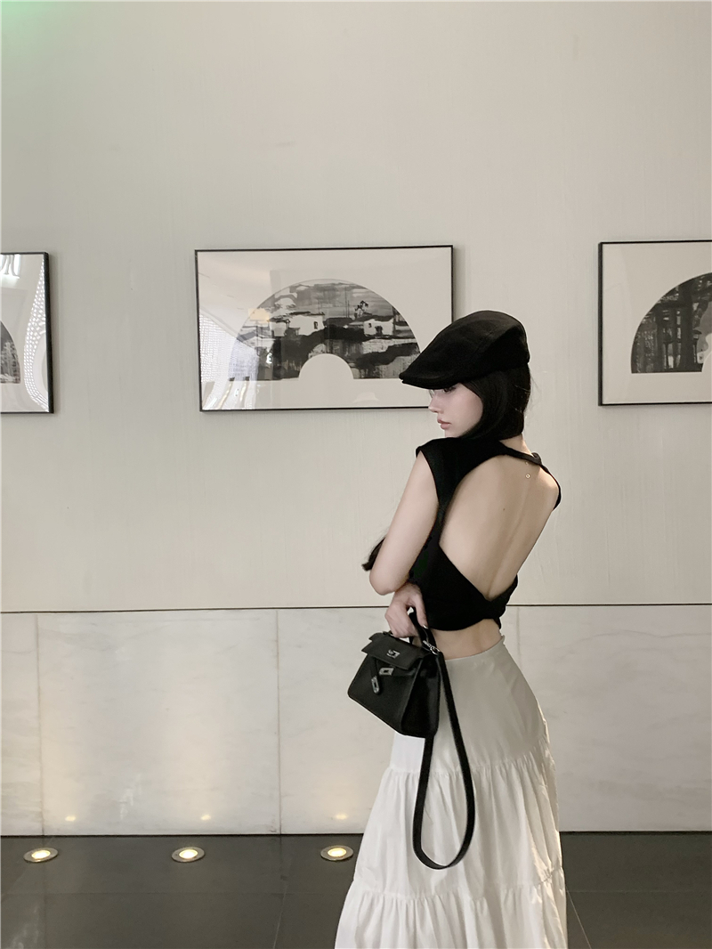 Real shot of Hepburn-style hottie in sexy backless top + heavy hand-pleated pure cotton white skirt