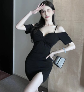 Low cut， tight fitting， buttocks wrapped， irregular strap dress