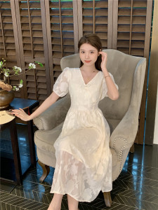RM17309#复古V领气质白色连衣裙女夏季新款甜美泡泡袖公主初恋长裙子