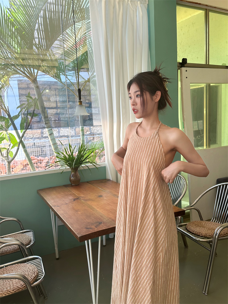 法式掛脖連衣裙女裝夏季新款高級感棉麻條紋寬松顯瘦露背長裙子